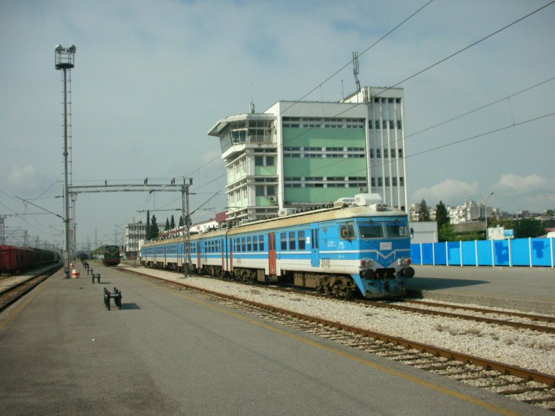 ZCG 412/416 052 + 416/412 051 als Zug 6101 nach Bar am 26.4.09 in Podgorica (ehem. Titograd)
