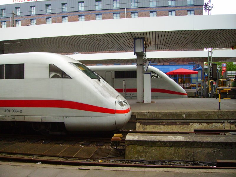 Zeigt her eure Nasen: Zwei ICE1 in Hamburg-Altona. 30.06.07