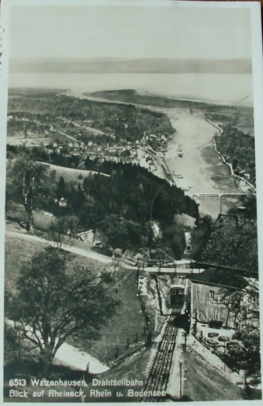 Zeitdokument.Alte s/w AK von der RhW Bergbahn um 1926,als es noch eine Standseilbahn mit Wasserballast Antrieb war.1958 wurde die ganze Strecke dann elektrifiziert.Im Hintergrund der Rhein der in den Bodensee fliesst.Jetzt heisst er  alter Rhein  und ist auch lang nicht mehr so breit.Heute fliesst der Alpenrhein bei Hard/A in den Bodensee(Sammlung P.Walter)
