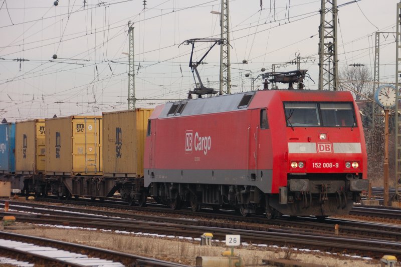 Zeitlos: Auch 152 008-9 rang der (stehenden) Uhr in Treuchtlingen keine Sekunde ab. (28.11.2008).