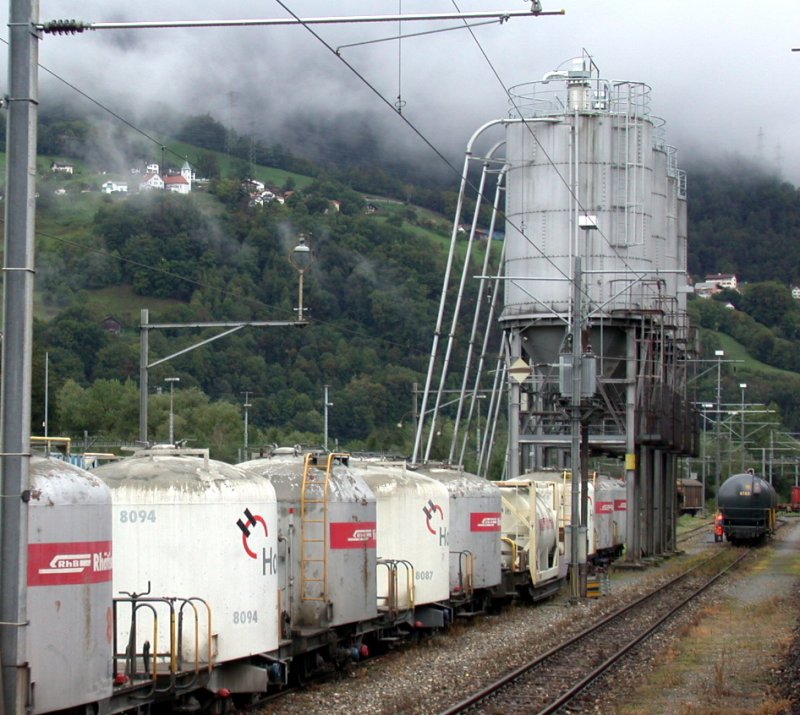 Zementverladeanlage in Landquart fr die zweiachsigen Zementsilowagen, unter den Eisenbahnern als  Mohrenkpfe  bezeichnet. (18.09.2006)