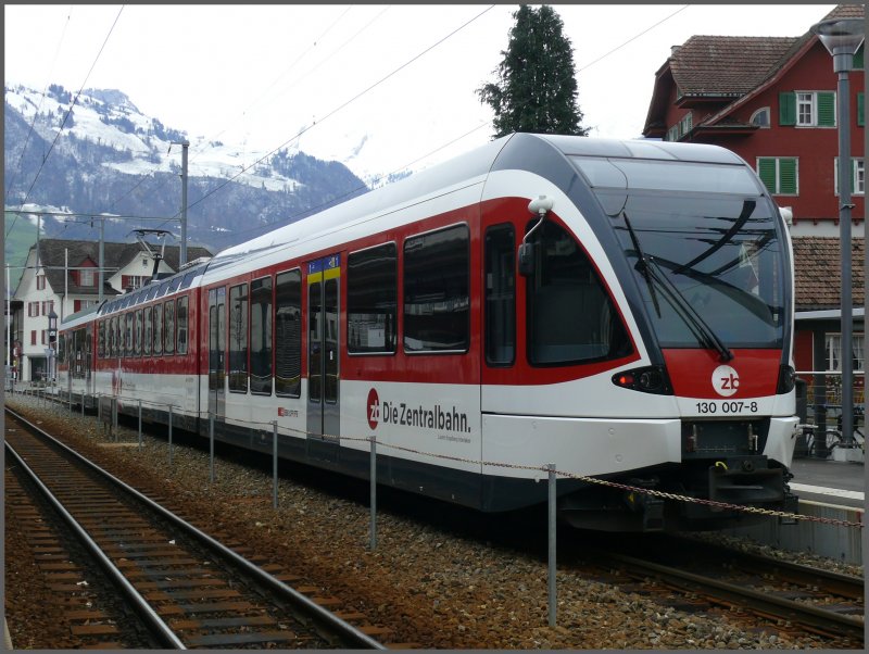 Zentralbahn SPATZ(Schmalspur-Panorama-Triebzug) 130 007-8 in Stans. (13.11.2007)