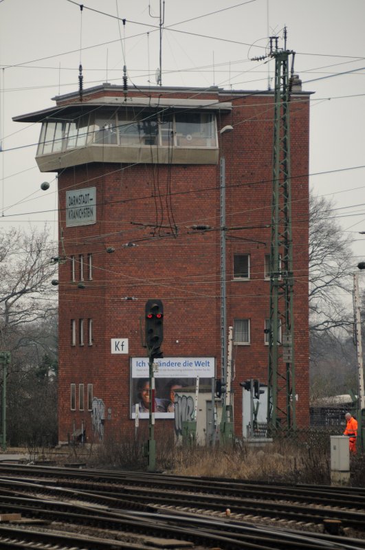 Zentraler Mittelpunkt von Darmstadt-Kranichstein: das Stellwerk. (M�rz 2009).