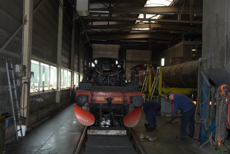 Zerlegte 1040 (rechts sieht mann den Kessel)Ex Statens Jarnvagar Schweden/Hersteller Nydqvit&Holm Trollhttan Bauj.1910. Das Foto entstand am11.07.2009 whrend der Dampfeisenbahntage im Depot der ZLSM in Simpelveld (NL)
