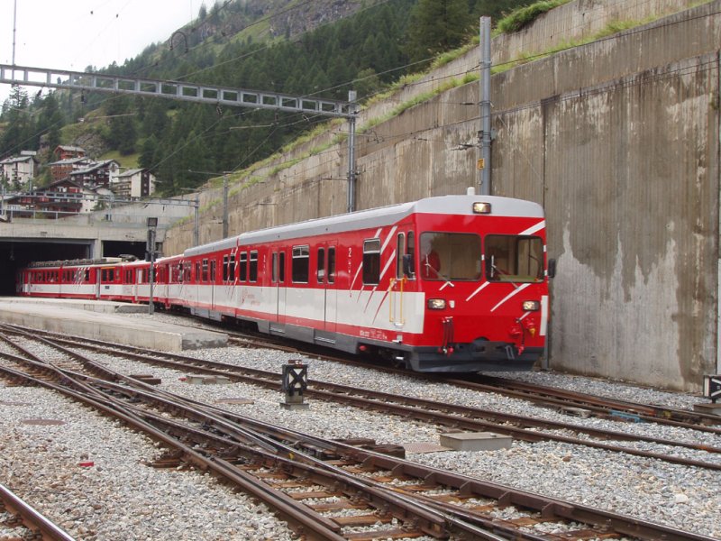 Zermatt. Ein erneuerter Pendelzug fhrt nach Tsch ab. 09.08.07