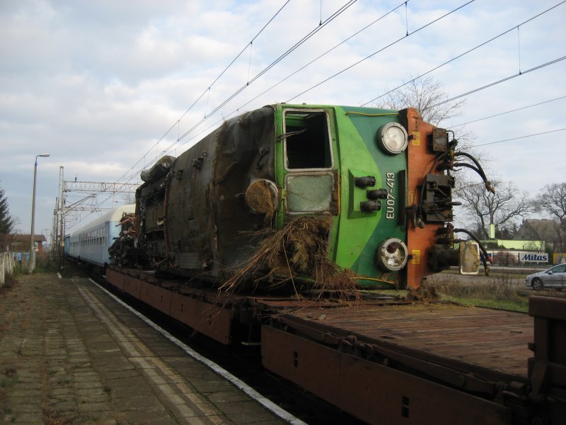 Zerstrte durch den Unfall Lok EU07-413 liegt auf dem Wagen des Spezialrettungszuges.