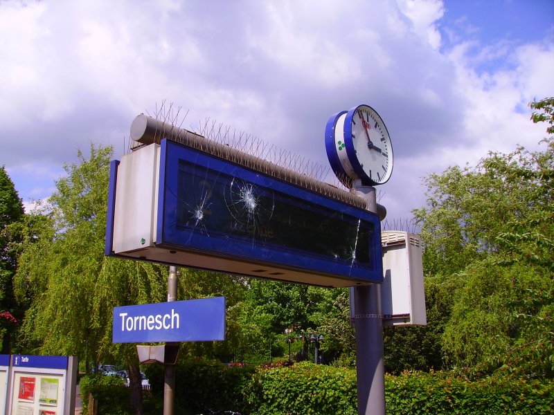 Zerstrter Zugzielanzeiger in Tornesch. Trotz des Schadens im Glas funktionierte dieser noch. 18.05.08