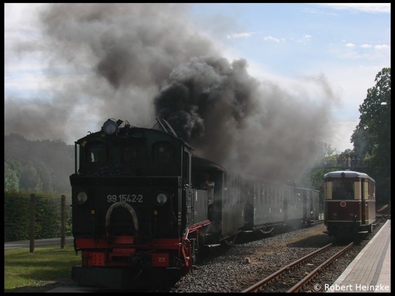 Zeugkreuzung von 99 1542-2 nach Oschatz und VT 137 322 nach Glossen in Oschatz Sd am 14.06.2009