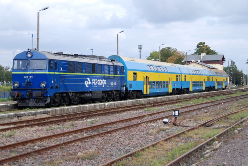 ZGORZELEC (Woiwodschaft Niederschlesien/Kreis Zgorzelec), 25.09.2009, SU46-043 bei der Ruhepause auf einem Seitengleis im Bahnhof Zgorzelec Ujazd