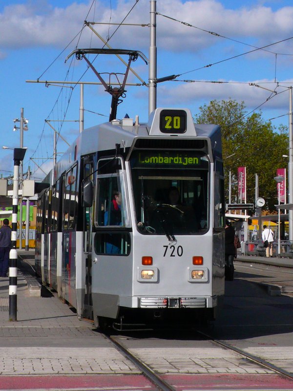 ZGT 6/6 720 in den neuen Farben auf der Trampluslinie 20.
Dieser Strassenbahn hat  Citadis -Sitze.
Centraal Station am 08.10.09