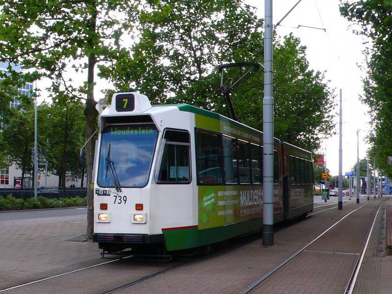 ZGT 739 auf der Blaak am 24.07.09. Normalerweise fahrt Linie 7
hier nicht, es betrifft eine Umleitung wegen dem  zomercarnaval 