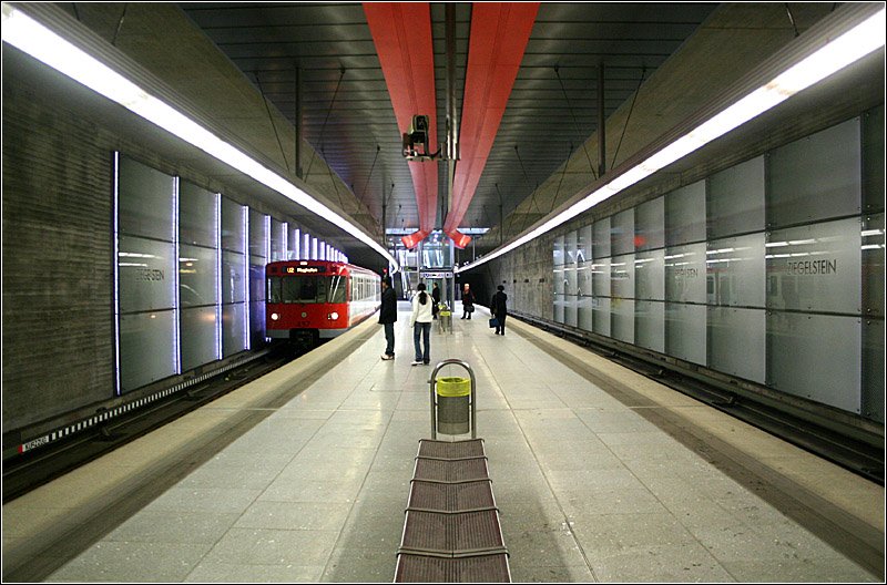 Ziegelstein, Linie U2 (1999) - 

Der Abschnitt Herrenhütte - Flughafen mit dieser Zwischenstation ging als letzter Abschnitt der U2 1999 in Betrieb. Zwischen den Stationen Ziegelstein und Flughafen wurde vorläufig nur eine eingleisige Tunnelröhre gebaut, mit der Option später eine weitere Zwischenstation einzubauen. 

04.03.2006 (M)