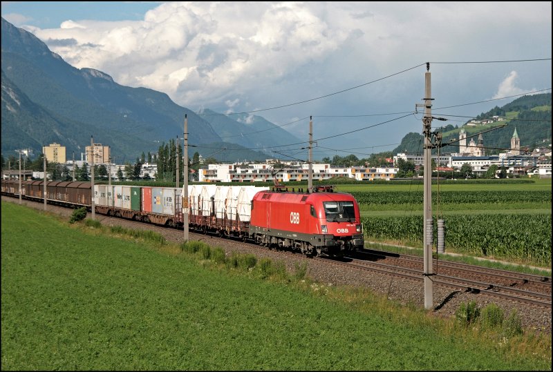 Ziel dieses langen Gterzuges wird vermutlich die Schweiz sein. 1116 097 bespannt diesen Zug unweit von Schwaz in Richtung Innsbruck. (08.07.2008)
