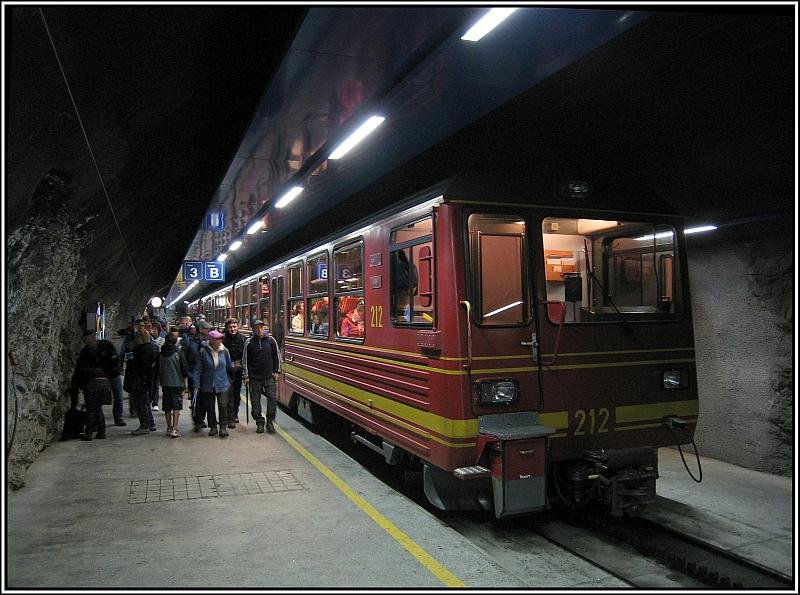 Ziel erreicht: Ein Zug der Jungfraubahn hat den hchstgelegenen Bahnhof Europas (3454 Meter,  Top of Europe ) erreicht. Die Aufnahme stammt vom 24.07.2008.