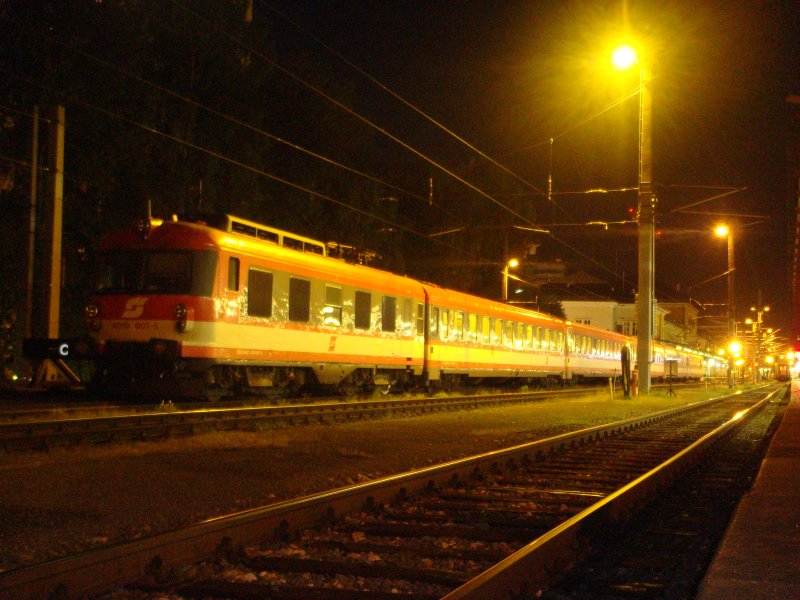 Ziel meines sterreichs-Trips war es ,ein ET 4010 aufs Bild zu kriegen.Wie ihr seht, hab ich es geschafft. :-)
Hier steht ET 4010 007 am 22.09.2007 im Nachtlicht des Hbf Salzburg.