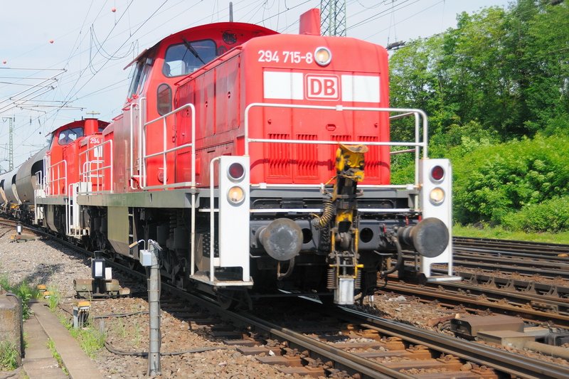 Zielbremsung: Direkt vor der Linse hielten diese beiden, besetzten 294 mit ihrer Kesselwagen-�bergabe f�r Gremberg Gbf. Das vorgesehene Einfahrtsgleis war noch nicht freigegeben... (18.05.2009)
