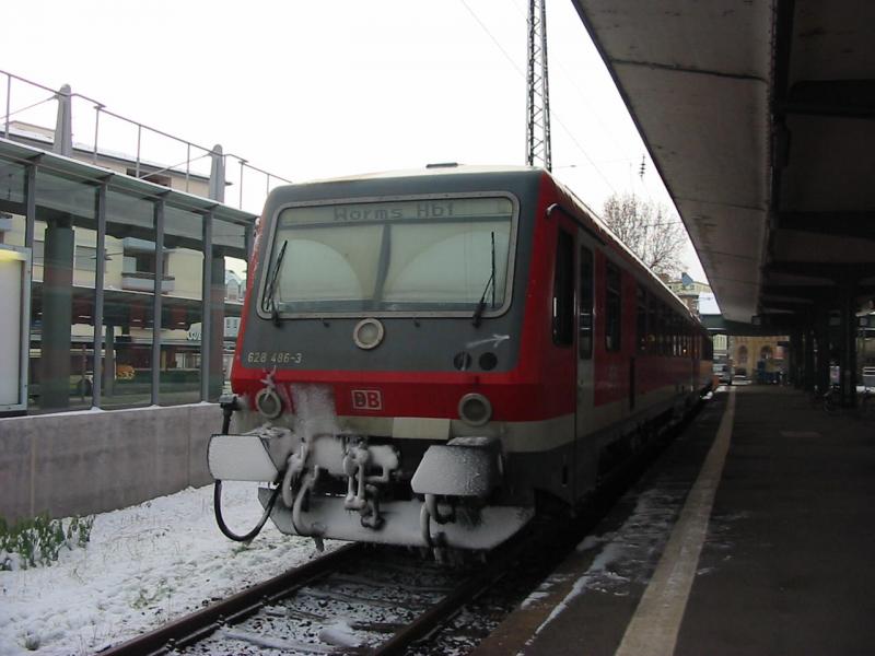 Ziemlich eingeschneiter 628-486 am 29.12.2005 in Worms Hbf abgestellt.