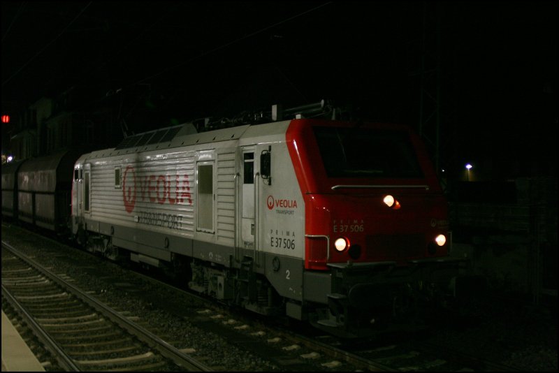 Zimmliche Dunkelheit am Morgen des 27.11.07 in Werdohl: E37 506 der VEOLIA TRANSPORT wartet auf die Abfahrt nach Elverlingsen.