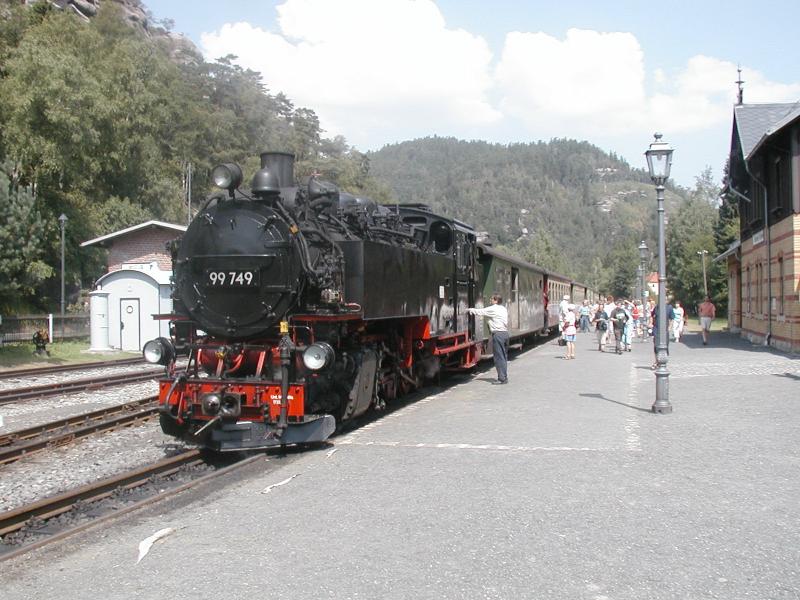  Zittauer Bimmelbahn  Schade,die Fhrerstandsmitfahrt mit der 99 749 ist zu Ende.Der Zug hat die Endstation Kurort Oybin erreicht. (10.08.04)