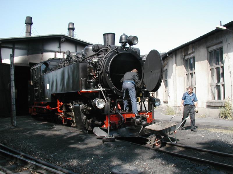 Zittauer Bimmelbahn, Lsche ziehen  bei Lok 99 731 im Schmalspur BW Zittau am 10.08.04