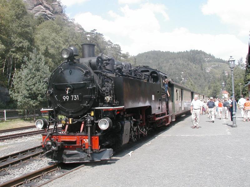  Zittauer Bimmelbahn (SOEG)Inzwischen ist auch der nchste Zug mit Lok 99 731 im Kurort Oybin eingetroffen (10.08.04)