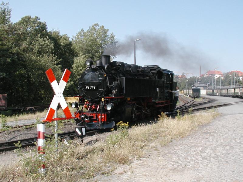  Zittauer Bimmelbahn (SOEG)Lok 99 749 beim Rangieren in Zittau am 10.08.04