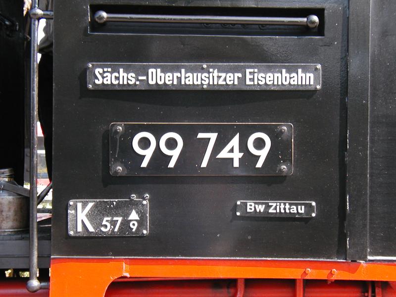  Zittauer Bimmelbahn (SOEG)Lokbeschriftung am Fhrerhaus.Ca 500kg.Kohle und 3m3 Wasser werden fr eine  Gebirgsfahrt 
bentigt.