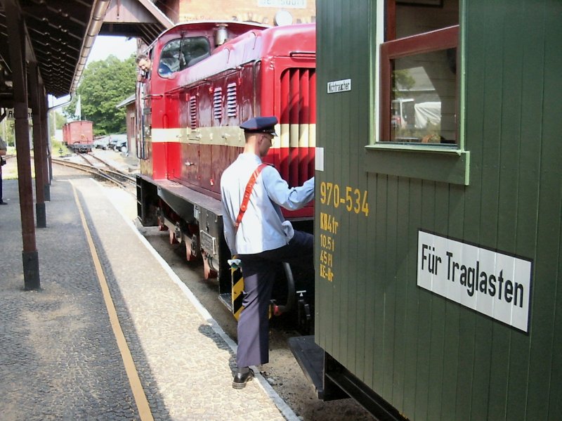 Zittauer Schmalspurbahn. Diesellok 199 mit Sonderzug im Bhf. bertsdorf, 2005