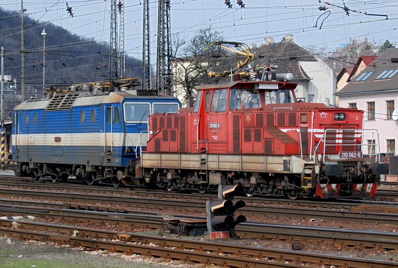 ZSR 210 062 vor ZSR 363 141, fotografiert am 22.03.2009 am Hauptbahnhof in Bratislava.