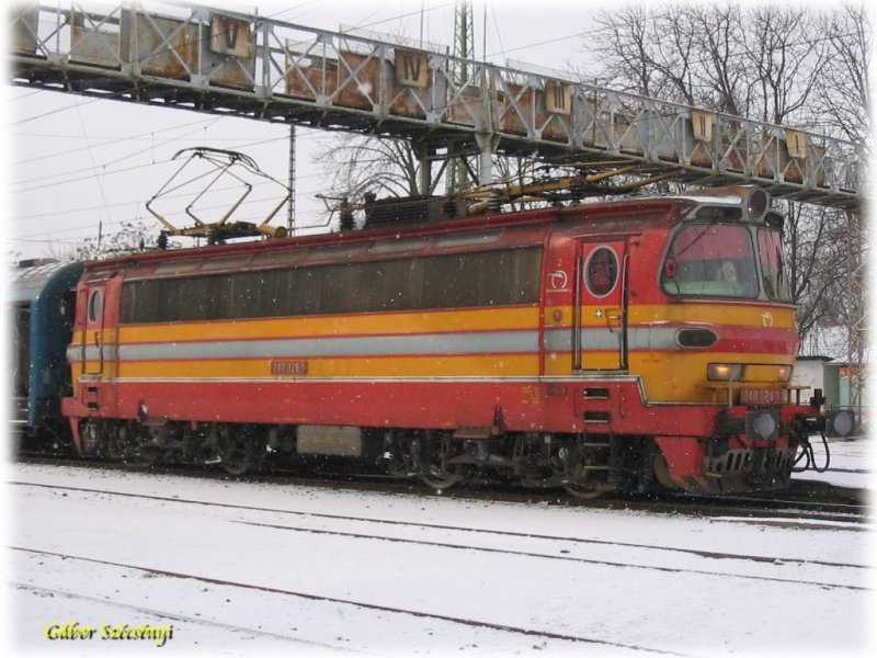 ZSR 240 028-1 als Ersatz fr die planmig eingesetzte Zweisystemlok der BR.350 vor dem EC170 am 21.01.2007 in Rkospalota-jpest.