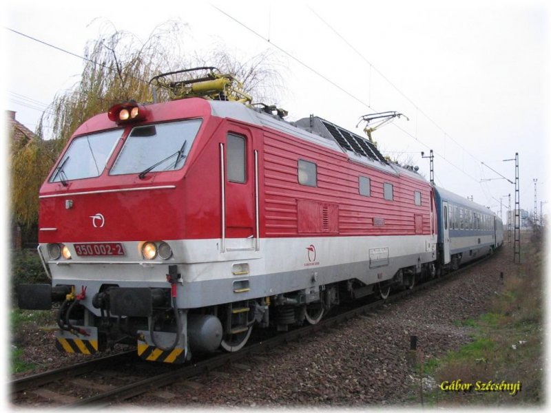 ZSR 350 002-2 mit dem EC 170 beim Abzweig Budapest-Rkosrendező am 02.12.2006.