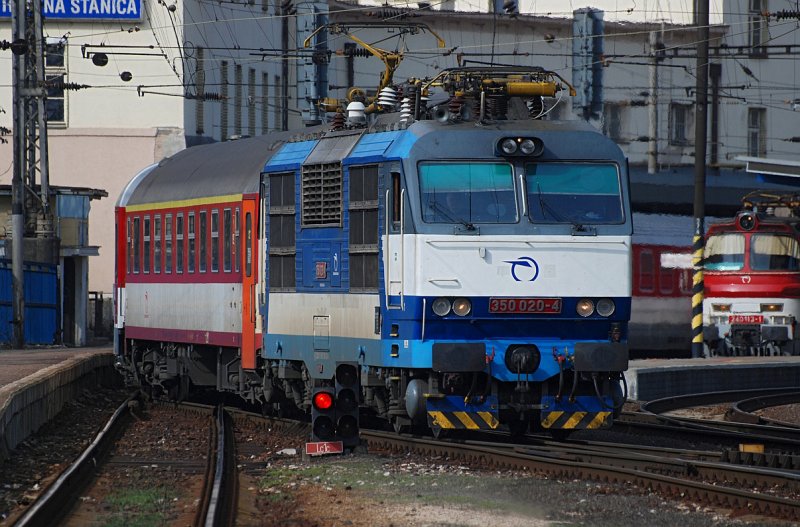 ZSR 350 020 vor dem Intercity 405  Tatran  nach Kosice hat soeben den Hauptbahnhof in Bratislava verlassen. Die Aufnahme ist am 22.03.2009 entstanden.