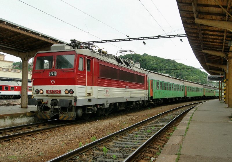 ZSR 362 012-7 wartet mit einem Personenzug in Bratislava auf die Abfahrt. 19. Mai 2008