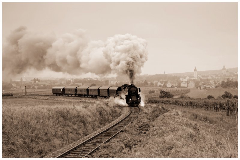 Zu Abwechslung von mir einmal eine kleine Serie in SW. Bescheiden war am 22.10.2009 leider das Wetter, als fr eine private Foto und Videogruppe von Retz ausgehend Sdz R 16612 nach Drosendorf in Verkehr gesetzt wurde. Das trbe Wetter sorgte aber bei den Teilnehmern fr keine trbe Stimmung, denn die Lokmannschaft bot uns ca. 7 Stunden lang auf dieser rund 40 Kilometer langen Strecke, die von der Einstellung bedroht ist, ein Spektakel, wie es besser nicht sein htte knnen. Diese Aufnahme zeigt den Zug beim ersten von ber 20 Fotohalten mit Blick auf die Weinstadt Retz. Trotz dem schlechten Wetter kann man am Foto noch die Retzer Pfarrkirche und den Retzer Stadtturm erkennen.
