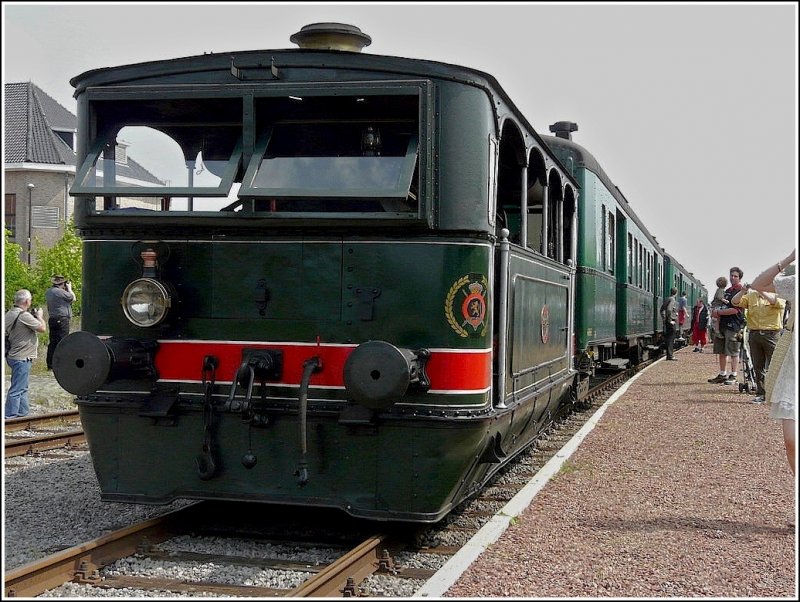 Zu Besuch beim Dampffestival in Maldegem war die Dampftram 808 (Baujahr 1894) des CFV3V aus Mariembourg und absolvierte in ihrem hohen Alter noch wacker die Pendelfahrten auf der schnen Museumsstrecke. Diese normalspurigen Fahrzeuge fuhren durch die Stdte und besaen eine komplette Verkleidung, um die Passanten und Pferde nicht zu erschrecken. Damit kein aufwendiges Umsetzen an den Endhaltestellen anfallen sollte, waren sie mit 2 Fhrerstnden ausgerstet und wurden deshalb auch  bi-cabines  genannt. 01.05.09 (Jeanny)