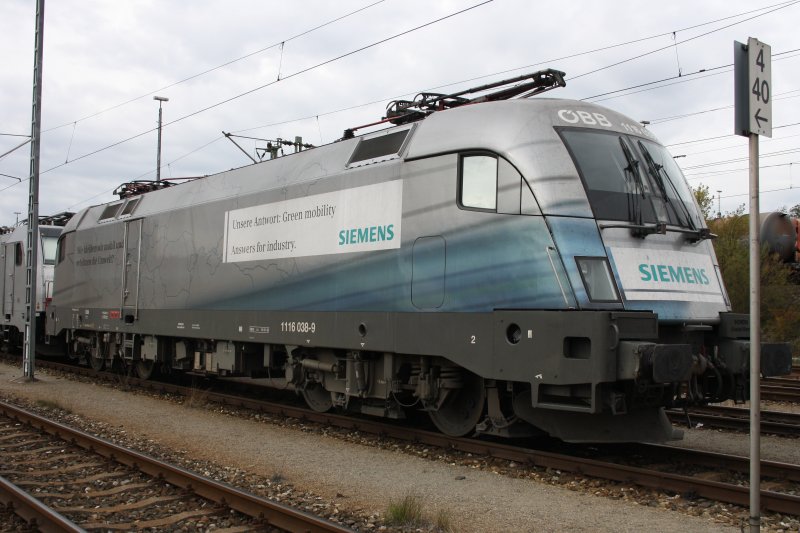 Zu Besuch in M�nchen - Nord war am 11.10.09 die 1116 038-9  Siemens . Nur leider etwas schlecht abgestellt, aber ich habe versucht, das beste daraus zu machen.