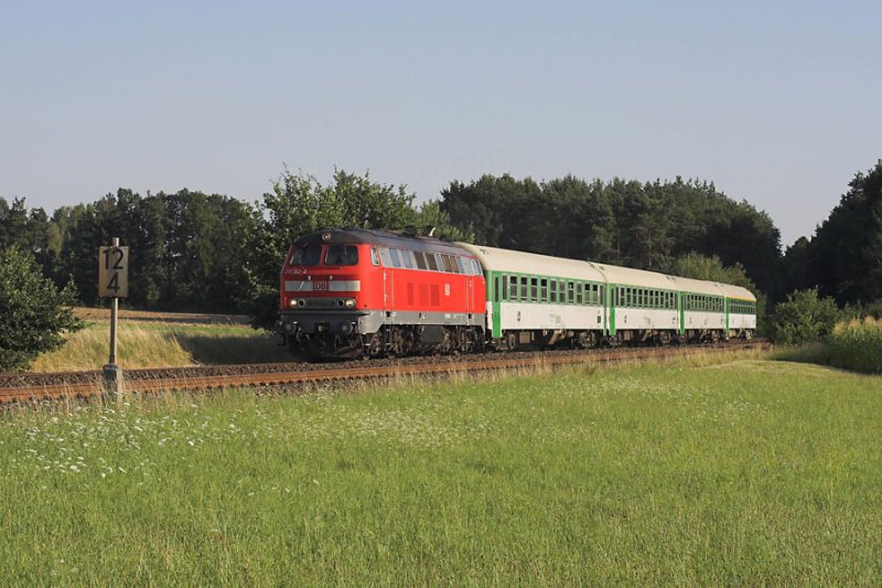 Zu DB-Zeiten wurden die Zge nach Prag noch von 218ern gezogen. Hier ist 218 192 in Laub dabei zu sehen.