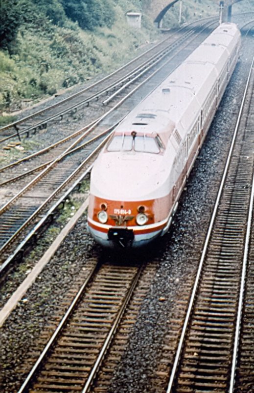 Zu DDR-Zeiten als Westler von Brcken eine Eisenbahn zu fotografieren war ja schon fast suizidverdchtig. Hier eine VT 18 - Einheit auf dem Berliner Innenring kurz vor dem Bahnhof Schnhauser Allee auf dem Weg nach Norden. 