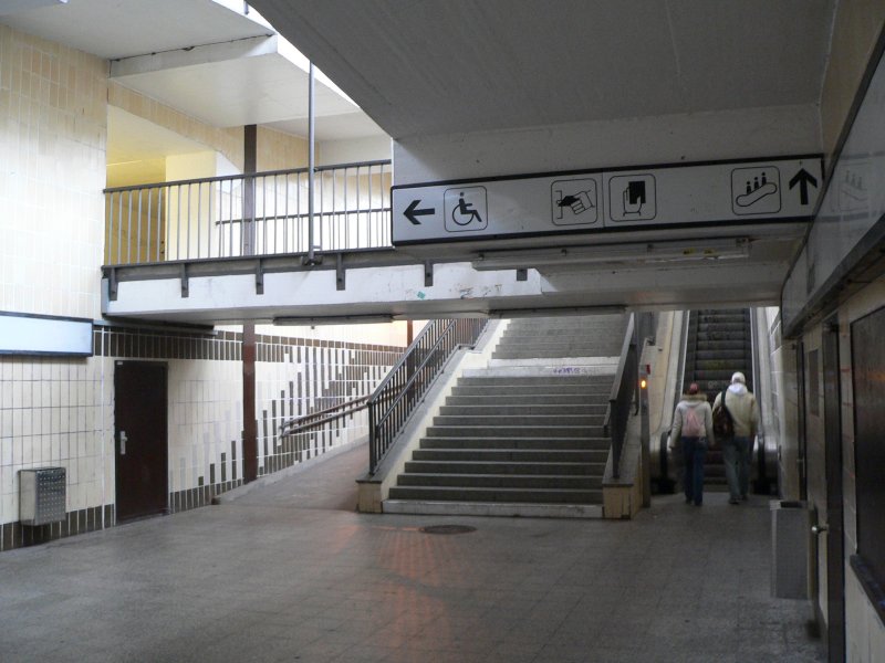 Zu DDR-Zeiten setzte man in den 80er Jahren bei vielen Neubau-U- und S-Bahnhfen auf Barrierefreiheit. Die Zugnglichkeit fr Rollstuhlfahrer wurde dabei nicht ber einen heute blichen Fahrstuhl, sondern ber Zufahrten mit einer gewissen Steigung realisiert. Elsterwerdaer Platz, 18.3.2007