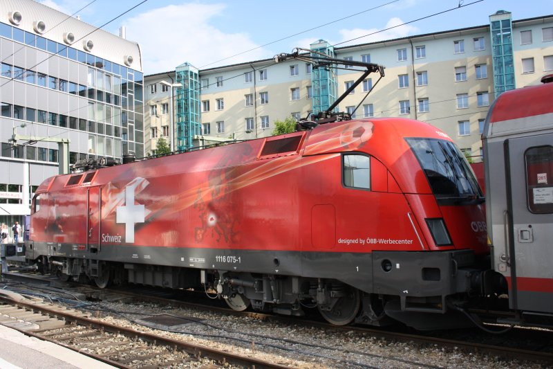 Zu Gast in M�nchen am 26.06.09 war die 1116 075-1  Schweiz . Einfahrt unplanm��ig auf Gleis 6 wg. Streckensperrung und belegter Gleise in der Haupthalle. 