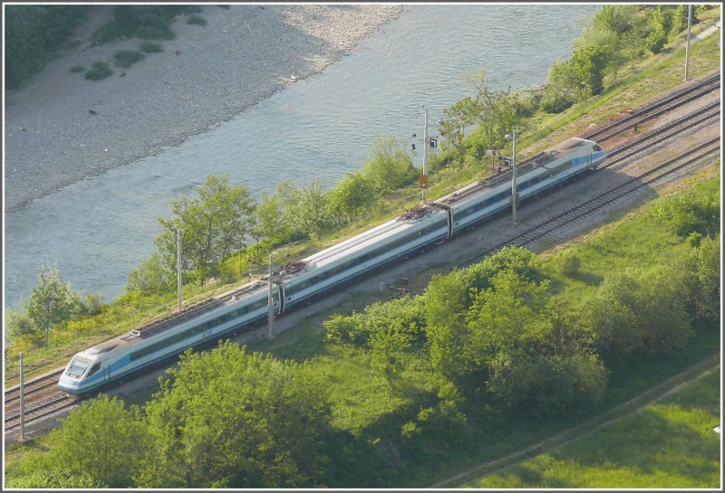 Zu guter Letzt erscheint auch noch ein dreiteiliger Pendolino BR 310 auf der  Bhne  und verlsst soeben Celje Richtung Ljubliana. (14.05.2008)