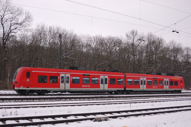 Zu hei geduscht? Oder ist die Baureihe 425 eingelaufen bei der Morgenwsche? Auflsung: Eine BR 426 hat sich auf die KBS 980 verirrt, um den Fahrgsten das Feeling in einer Sardinenbchse zwischen Ulm und Augsburg nher zu bringen. D´r Schwoab wrd sage:  a isch die knuddlig, die nei S-Boah!  (Neuoffingen, 06.01.2009).