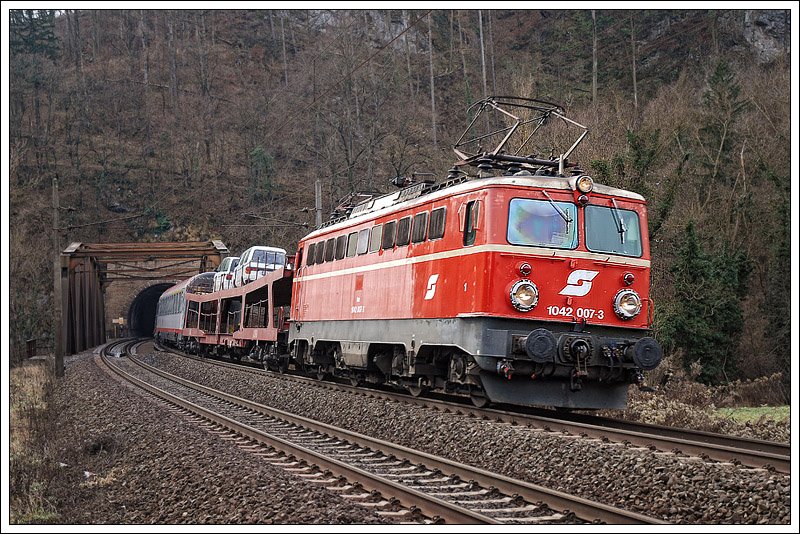 Zu hochwertigen OEC Ehren kam 1042 007 am 10.12.2008. Sie bespannte bis Selzthal den OEC 668 „CARITAS Kinderpatenschaften“ (Graz-Bregenz). Die Aufnahme entstand bei der Ausfahrt aus dem  400 Meter langen Kugelstein-Tunnel nach dem Bahnhof Peggau-Deutschfeistritz.