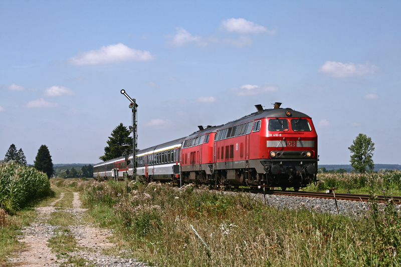 Zu den hochwertigsten Leistungen der Mhldorfer 218er zhlen die EuroCity-Zge zwischen Mnchen und Zrich, die bis Lindau von den schnen Maschinen bespannt werden. 218 416 und 218 400 eilen am 5. August 2009 mit dem EC 193 von Zrich kommend bei Sontheim (Schwab) in Richtung Buchloe.