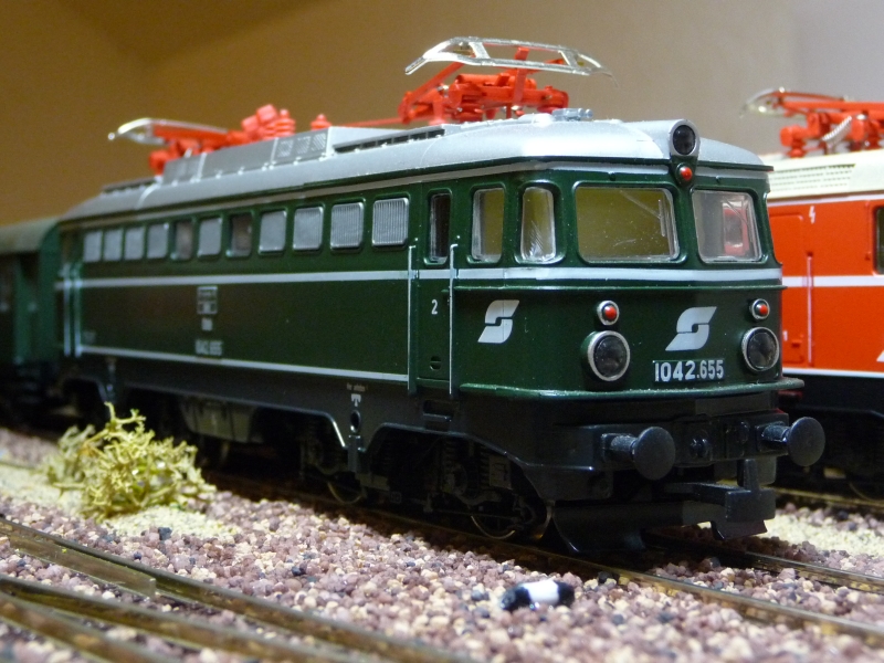 Zu meinen Lieblingsmodell gehrt die 1042.655 von Kleinbahn, hier abgestellt im Bahnhof  Bahnstadt . (10.08.09)