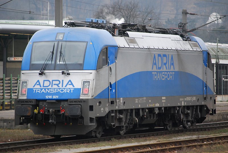 Zu meiner Freude fuhr am 2.1.2009 auch die Adria Transport 1216 921 von Wien Meidling kommend in Wien Htteldorf ein. Die Maschine wurde auf Gleis 6 kurzfristig abgestellt. Ich vermute, dass dann die Adria 1216 zu einem Tandem mit der LTE 1216 zusammengespannt wurde.