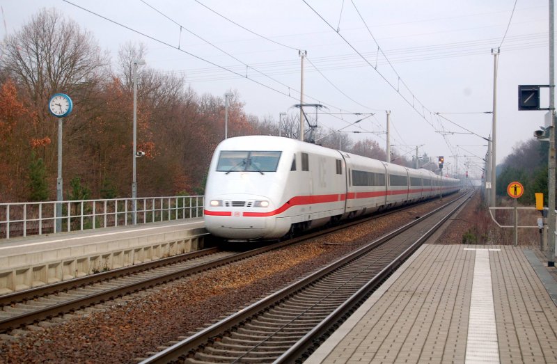 Zu meiner Freude wurde am 15.12.08 anstelle eines ICE-T ein ICE 1 auf den Weg nach Leipzig geschickt, hier fotografiert bei der Durchfahrt in Burgkemnitz. Weiss jemand ob das eine Plan - oder Sonderleistung war???