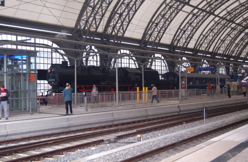 Zu meiner berraschung fuhr am 29.11.08 ein Dampfzug in den Dresdener Hbf ein. Ist leider nur ein Notschuss da 5 Minuten spter meine S-Bahn fuhr.