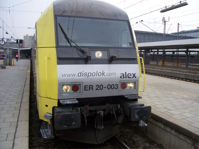 zu sehen ist eine dispolok der alex am mnchener hauptbahnhof die auf abfahrt als alx 86708 mnchen hbf - oberstdorf wartet . 19.02.07