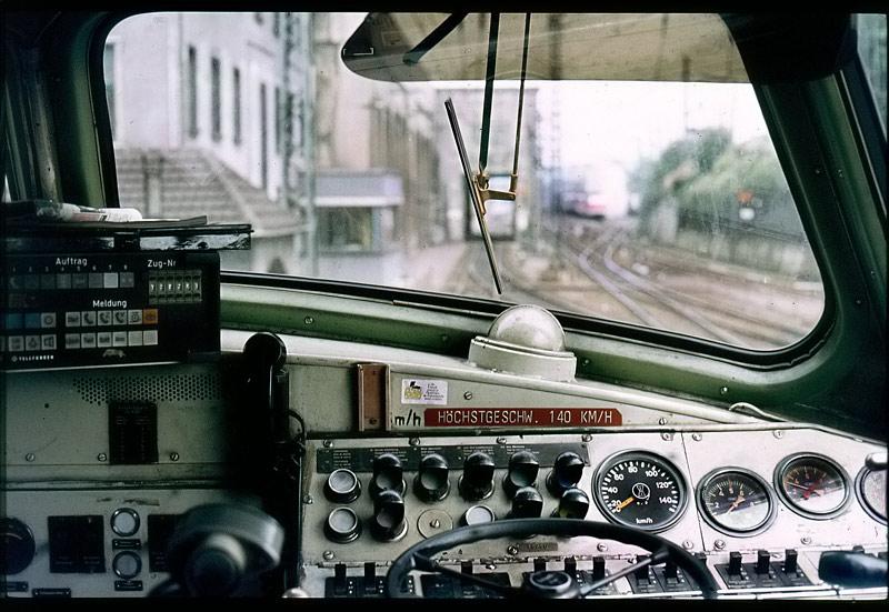 Zu sehen ist ein Ausschnitt des Fhrerstandes der Diesellok 221106.
Aufgenommen vor der Lokleitung des Bw Hagen Eck. 1979